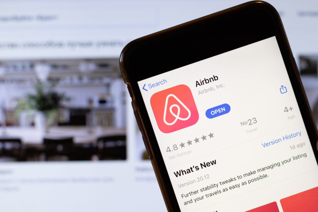 Airbnb stock price analysis after earnings: buy or sell?